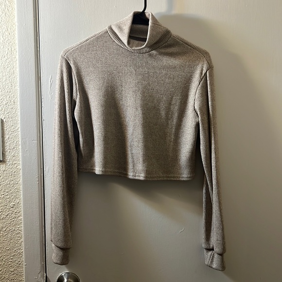 ROMWE BAIGE TURTLE NECK TOP SIZE SMALL - Picture 1 of 4